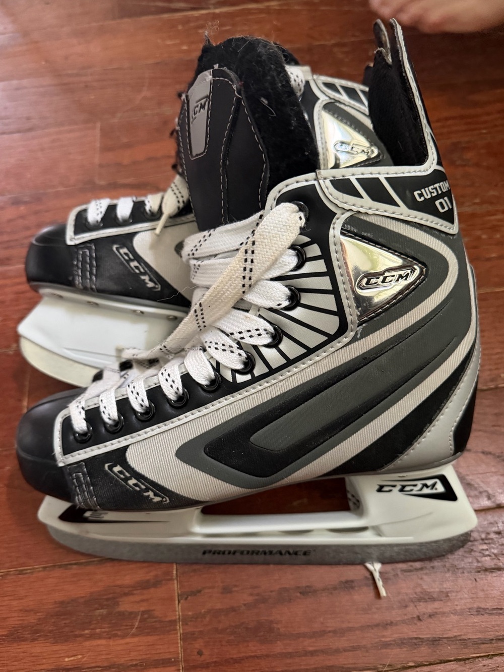 CCM Custom 01 Ice Hockey Skates - Size 6 (Excellent Condition, Plenty of Steel)
